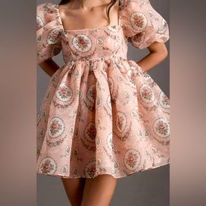 Selkie Rapunzel Puff NWT
Short-Sleeve Bubble
Floral Mini Dress